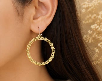 Elegantes pendientes de aro grandes, pendientes circulares de filigrana hechos a mano, pendientes llamativos de estilo bohemio, pendientes colgantes de plata y oro, joyería de inspiración vintage.