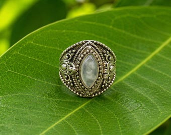 Anillo vintage de latón con forma de caja de veneno y gema: anillo bohemio con estilo, medallón con compartimento oculto, un regalo único para ella.
