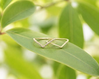 Anillo minimalista con diseño de espiga en V, anillo apilable de oro, delicado anillo en forma de V, anillo con circonitas cúbicas en forma de horquilla, banda abierta geométrica, anillo de oro para el día a día, regalo para ella.
