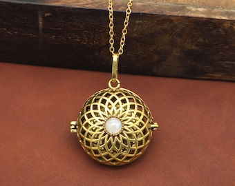 Collar con medallón de oro mandala y piedra lunar, colgante con compartimento secreto, joyería vintage de filigrana, regalo de aromaterapia para ella.