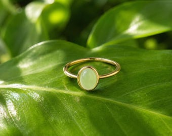 Anillo de prehnita natural, anillo de oro con piedras preciosas, anillo minimalista con cabujón ovalado, anillo apilable delicado, anillo de cristal, regalo hecho a mano para ella.