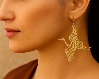 Pendientes de grulla volando, pendientes minimalistas con forma de animal, pendientes colgantes de pájaro en oro y plata, joyería inspirada en la naturaleza, regalo elegante para ella.