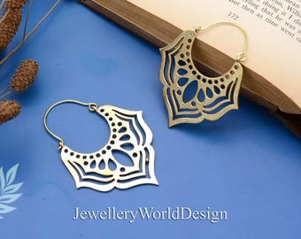 Pendientes de aro bohemios de latón, pendientes tribales geométricos, aros llamativos y ligeros, joyería artesanal para festivales, pendientes colgantes, regalo para ella.