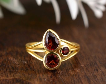 Anillo de tres piedras de granate, anillo de gema con engaste de oro, anillo de granate en forma de pera y redonda, anillo de piedra natal de enero, anillo minimalista llamativo, regalo para ella.