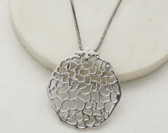 Collar con colgante de granada, joyería minimalista de frutas, colgante inspirado en la naturaleza, collar orgánico calado, colgante llamativo, regalo para mamá.