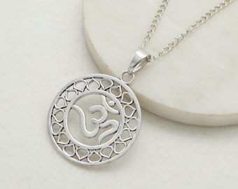 Collier pendentif symbole Om, bijoux yoga spirituel, breloque Aum sacré hindou, pendentif méditation, collier bohème en argent, cadeau pour maman.