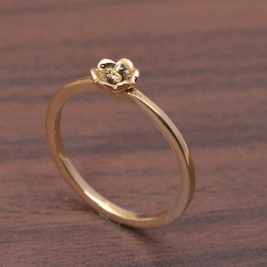 Zierlicher Goldblumenring, minimaler Blumenmusterring für Frauen, minimalistischer Ring, stapelbarer Ring, Ring, Geschenk für sie, Frauenring, AK-3lc1yc