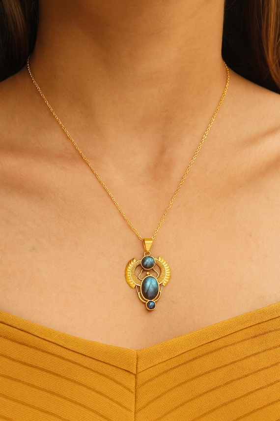 スカラベ ペンダントトップ ゴールドトーン ターコイズブルー風 エジプトモチーフ スカラベ ペンダントトップ ゴールドトーン ターコイズブルー風