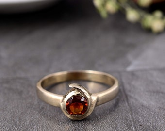 Anillo de granate dorado, anillo con piedra natal de enero, anillo minimalista de oro con gema, anillo de granate engastado en bisel, anillo moderno hecho a mano, regalo para ella