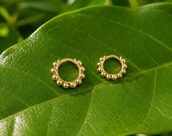 Pendientes de aro pequeños con cuentas doradas, pendientes de aro minimalistas con bolitas, pendientes de aro pequeños dorados, pendientes de aro para el día a día, pendientes delicados, regalo para ella.