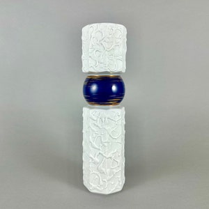 Vaso de meados do século 20 Royal Porzellan Baviera KPM Vaso de porcelana vintage dos anos 1950 elegante porcelana branca bisque com bola azul cobalto brilhante
