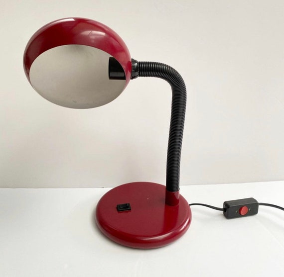 lampe de bureau vintage en métal rouge et doré / la retro fabrique