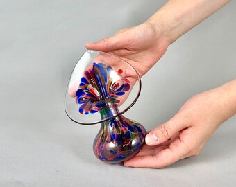 ヴィンテージ ムラーノ スタイルの花瓶: 手吹き虹色ガラス