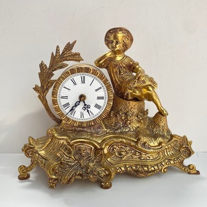 Reloj de bronce de repisa de mediados de siglo de Francia, década de 1960 / Reloj de campana de oro con estatuilla de niño / Reloj de repisa vintage / Reloj de mesa de bronce vintage