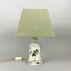 Ausgezeichnete Vintage Tischlampe Aus Porzellan, Porzellan De Bruxelles, Belgien | Vintage Nachttischlampe | Weiße Porzellan Lampe mit grünem Dekor