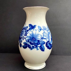 Vase blanc ivoire et bleu cobalt à motif floral en porcelaine Vase en porcelaine KPM Vase décoratif en porcelaine allemande pour la maison Vase de table des années 1950