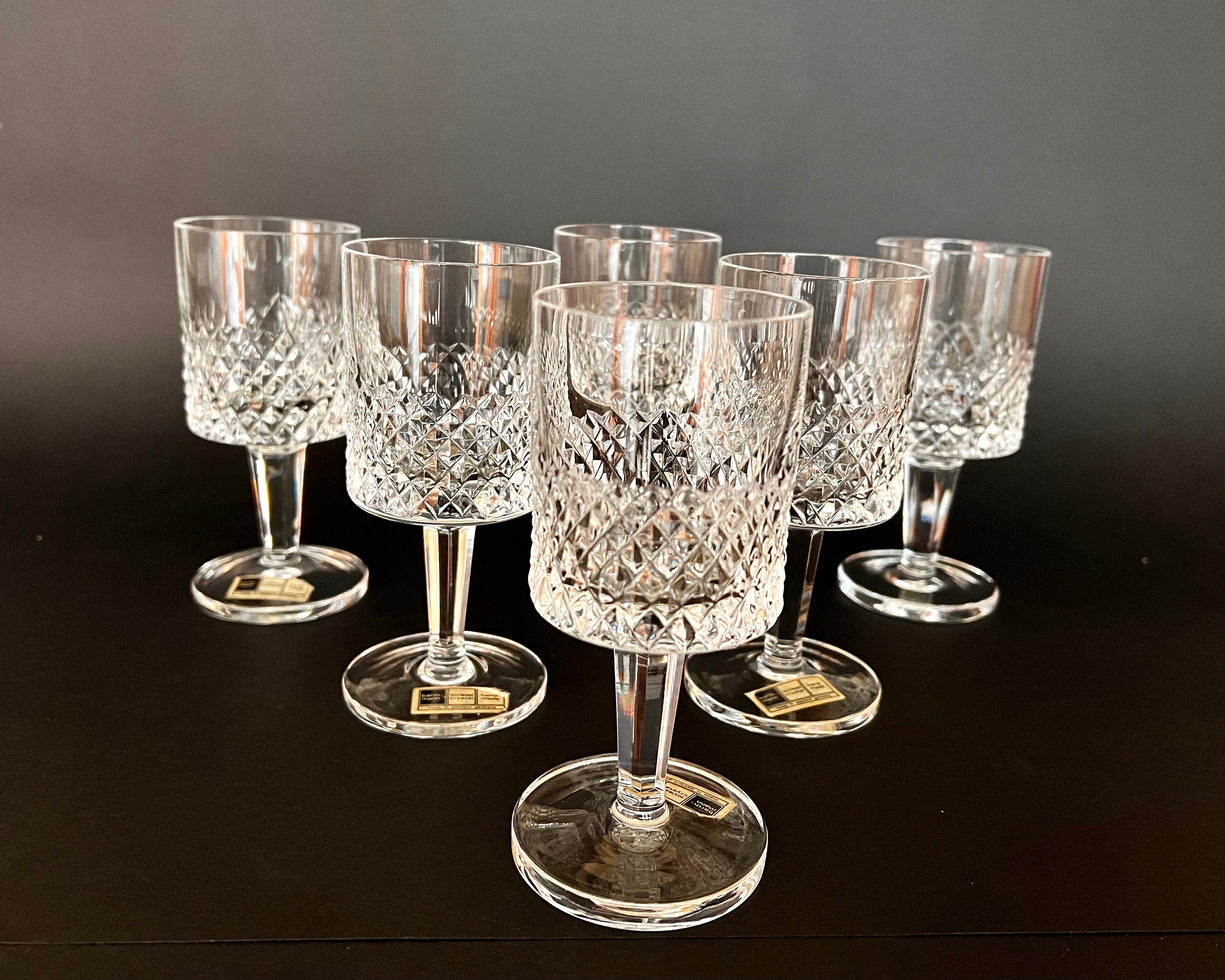 Diamond Point wine glasses in crystal glass, set of two.