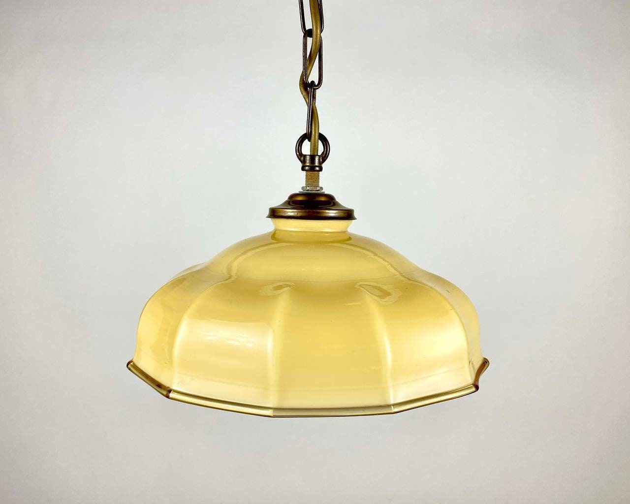 lampe à suspension en verre jaune avec fixation laiton, france, 1960s | lustre vintage forme de parapluie plafond vintage, france