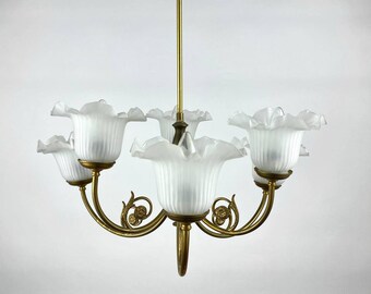 ヴィンテージゴールド仕上げと白いシェードのガラスシャンデリア