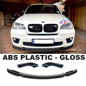 Könnte beinhalten: Ein weißer BMW X3 mit schwarzer Frontstoßstange und einem schwarzen, glänzenden Frontspoiler. Der Spoiler besteht aus ABS-Kunststoff. Das Auto hat einen schwarzen Kühlergrill und ein schwarzes Nummernschild.