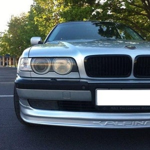 K&ouml;nnte beinhalten: Ein silberner BMW Alpina mit einem schwarzen K&uuml;hlergrill und einem schwarzen Nummernschild mit der Aufschrift "BMW Росcийской Федерации".