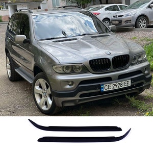 Puede incluir: Un SUV gris con una parrilla negra y una matrícula que dice "CE 2928 EE". El coche está aparcado en una calle con otros coches en el fondo.