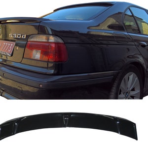Peut inclure: Aileron arrière noir pour une berline BMW 530d. L'aileron est fabriqué en plastique ABS de haute qualité et est conçu pour améliorer l'aérodynamique et le style de la voiture.
