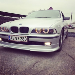 Könnte beinhalten: Ein silberner BMW 5er Limousine mit schwarzem Kühlergrill und Scheinwerfern. Das Auto hat ein Nummernschild mit der Aufschrift "AV 97 280".