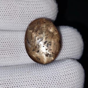 Op de afbeelding: Een set van drie keramische mokken met een gespikkelde, matte afwerking. De mokken zijn in crème, lichtgrijs en donkergrijs. Elke mok heeft een eenvoudig, minimalistisch ontwerp.