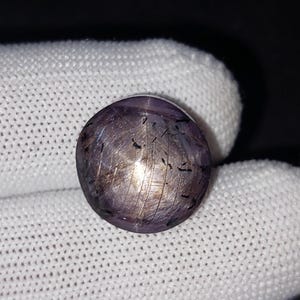 Op de afbeelding: Een set van drie keramische mokken met een gespikkelde, matte afwerking. Elke mok heeft een andere kleur: lichtblauw, crème en grijs. De mokken hebben een eenvoudig, modern ontwerp en een comfortabele handgreep.