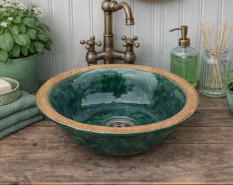 Lavabo de cerámica verde sobre encimera: un lavabo de diseño para el baño.