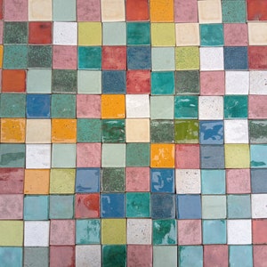 Könnte beinhalten: Ein farbenfrohes Mosaikfliesenmuster mit einer Vielzahl von Farben, darunter Rot, Grün, Blau, Gelb und Weiß.