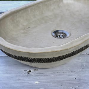 Oval decorative washbasin