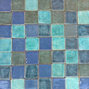 Peut inclure: Gros plan sur une surface carrelée avec un motif en damier de carreaux bleus et verts.