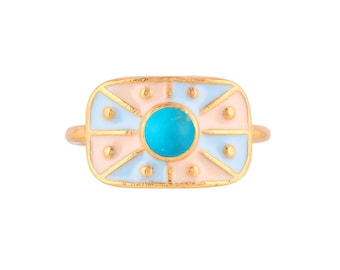 Puede incluir: Un anillo de oro con una piedra turquesa engastada en un diseño rectangular de esmalte. El esmalte es azul claro y rosa con detalles dorados.