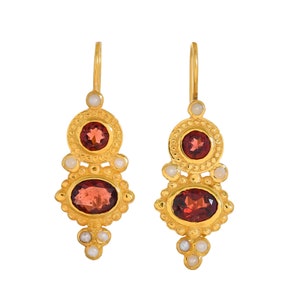 Brinco de ouro 14K sobre prata esterlina com granada e vermeil pérola