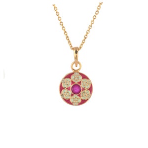 Puede incluir: Un collar de cadena de oro con un colgante de esmalte rosa y verde con un diseño floral y una piedra de color rubí en el centro.