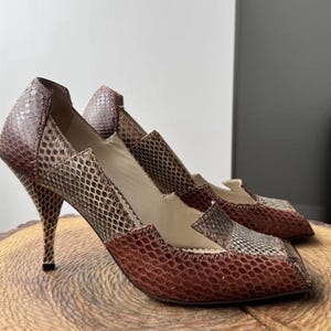 Zapatos de tacón Yves Saint Laurent de piel de pitón, talla EU 39.5, tacón de piel de serpiente marrón, zapatos de lujo de diseñador, hechos en Italia.