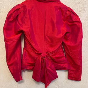 Vintage 100 % sidenkjolkostym röd skimrande tvådelat set figursydd kavaj rosett kjolset UK 10 US 8 XS