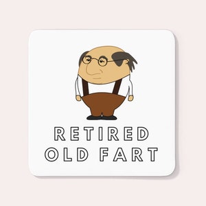 K&ouml;nnte beinhalten: Ein wei&szlig;er quadratischer Untersetzer mit einer Cartoon-Illustration eines &auml;lteren Mannes mit Brille und braunen Hosentr&auml;gern. Der Text "RETIRED OLD FART" ist darunter in schwarzen Gro&szlig;buchstaben gedruckt.