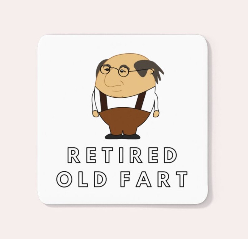 K&ouml;nnte beinhalten: Ein wei&szlig;er quadratischer Untersetzer mit einer Cartoon-Illustration eines &auml;lteren Mannes mit Brille und braunen Hosentr&auml;gern. Der Text "RETIRED OLD FART" ist darunter in schwarzen Gro&szlig;buchstaben gedruckt.