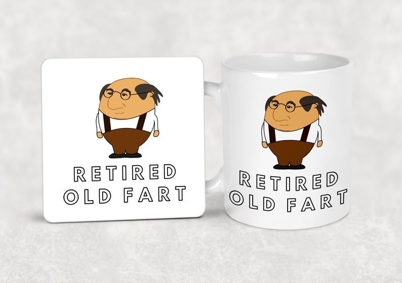 K&ouml;nnte beinhalten: Ein wei&szlig;er Becher und ein passender Untersetzer mit einer Cartoon-Illustration eines &auml;lteren Mannes mit Brille und Hosentr&auml;gern. Der Text "RETIRED OLD FART" ist unter dem Bild auf beiden Artikeln aufgedruckt.