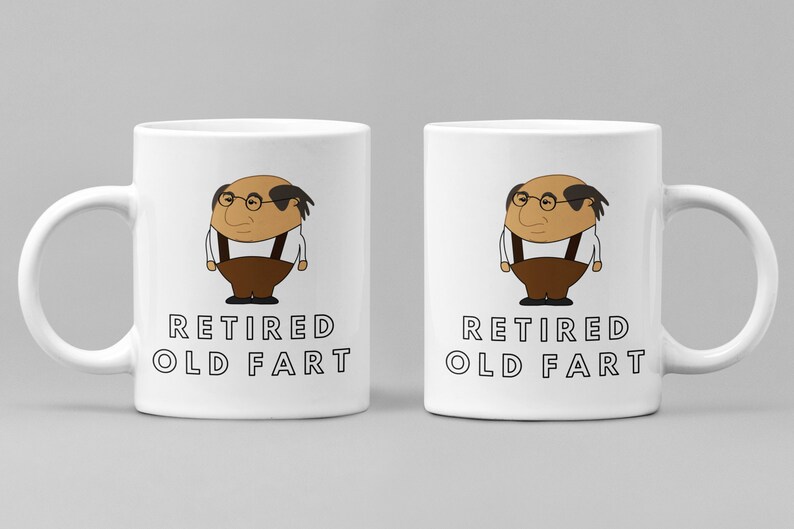 K&ouml;nnte beinhalten: Zwei wei&szlig;e Keramikbecher mit einer Cartoon-Illustration eines Mannes mit Brille, Hosentr&auml;gern und brauner Hose. Der Text "RETIRED OLD FART" ist unter der Illustration aufgedruckt.