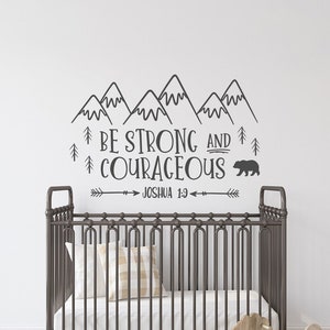 Be Strong and Courageous Wandtattoo Kinderzimmer: Bär, Wald, Berge, Polarlicht LW11