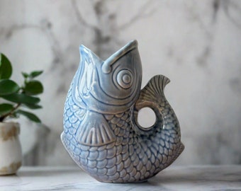 Petit vase poisson en porcelaine bleue