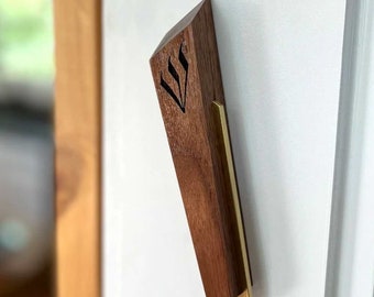 Houten mezoeza van walnoot en messing: handgemaakt, binnen/buiten, Windthrow L'dor V'dor mezoeza