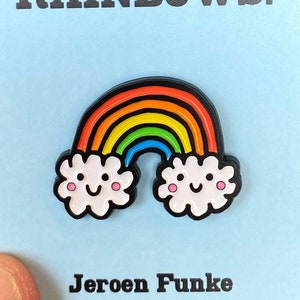 Pode incluir: Um cartão azul com o texto "I LOVE RAINBOWS!" e um arco-íris com duas nuvens com rostos sorridentes. O cartão é assinado "Jeroen Funke".