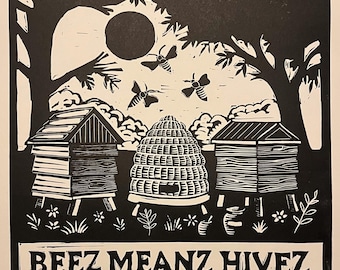 Peut inclure: Estampe en noir et blanc représentant trois ruches, des abeilles et le texte "Beez Meanz Hivez". L'estampe comprend un soleil, des arbres et du feuillage, créant une scène rustique inspirée de la nature. L'œuvre est une charmante représentation d'un thème sur les abeilles.