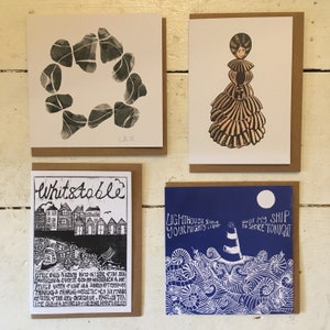 Pack de 4 tarjetas de playa! Cath Deeson Linocut. Faro. Señora Shell. Círculo de piedra. Whitstable