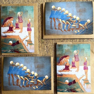 以下が含まれることがあります： 水泳選手とダイバーのヴィンテージスタイルのイラストが描かれた4枚のグリーティングカード。カードには水着と水泳帽をかぶった人物が描かれており、プールに飛び込む人々のシーンが描かれています。カラーパレットには青、赤、茶色が含まれています。